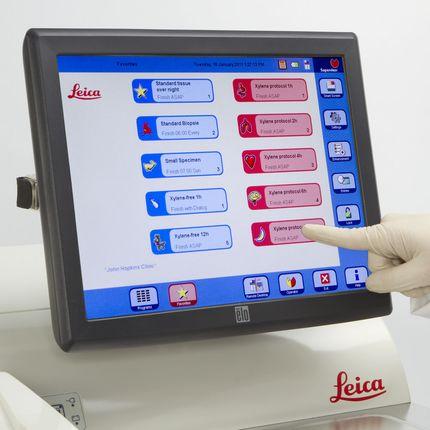 Eine einfach zu bedienende Touchscreen-Oberfläche erleichtert die Ausführung wichtiger Funktionen am Leica ASP6025.