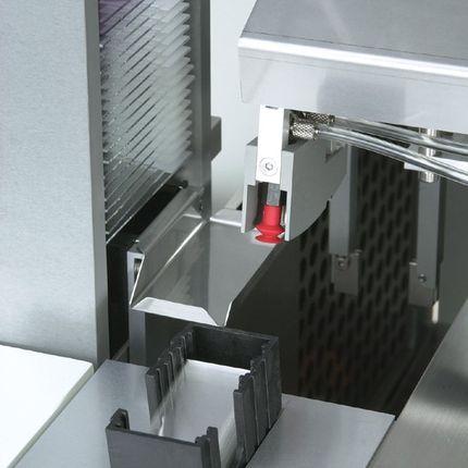 The coverslip station accepts different sizes of coverglass, automatically discarding broken ones – Samples are safely and permanently covered, assuring consistent, high quality coverslipping.