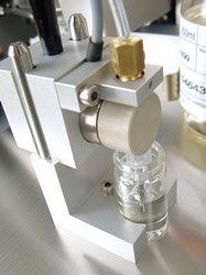 The dispenser parking station stores the nozzle in reagent – safely maintains mountant dispensing integrity.