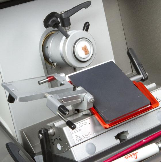 Un microtome entièrement encapsulé pour préserver sa fiabilité sans nécessiter d’entretien, maintient votre Leica CM1860 UV prêt à l’emploi pour les demandes de coupes urgentes.