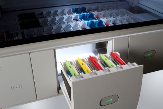 The color-coded racks are inserted and individual protocols automatically start. Each protocol is matched to a specific color.