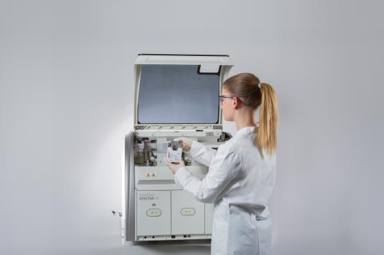 The coverslipper opens up to provide easy access to ready-to-use HistoCore SPECTRA CV coverslips and mounting media.