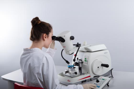 NANOCUT R：自動回転式ミクロトーム：研究・工業用