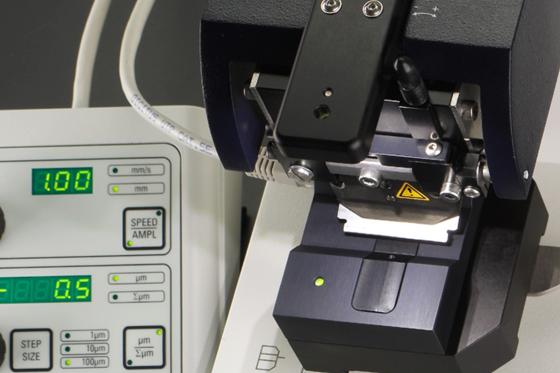 The vertical deflection of the blade can be measured by Leica’s Vibrocheck™ measurement device. Both vertical deflection (in μm) and rotation direction of the adjustment screw are displayed on the separate, foil-protected control panel.