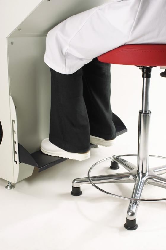 For individual user comfort, the Leica chair and height adjustable foot rest are available as optional accessories.