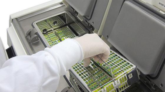 La conception brevetée à double autoclave permet d'obtenir un diagnostic le jour même en mode rapide, ce qui accroît la productivité du laboratoire.