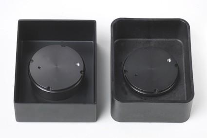 An Epoxy-coated metal buffer tray, which is highly conductive, is part of the standard configuration. An autoclavable plastic buffer tray is available as an accessory. Use of the plastic tray prevents the presence of metal ions in the buffer, which can ha