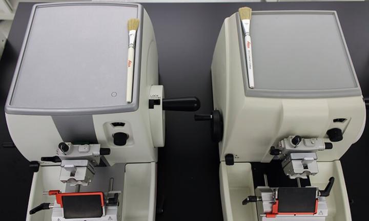 40 % de surface supplémentaire au-dessus du microtome comparé à l'ancienne série RM22xx